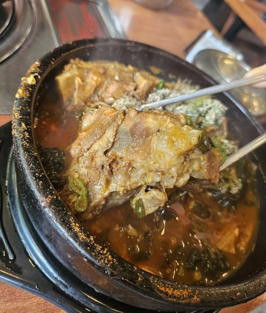 젓가락으로 발라낸 뼈해장국 살코기