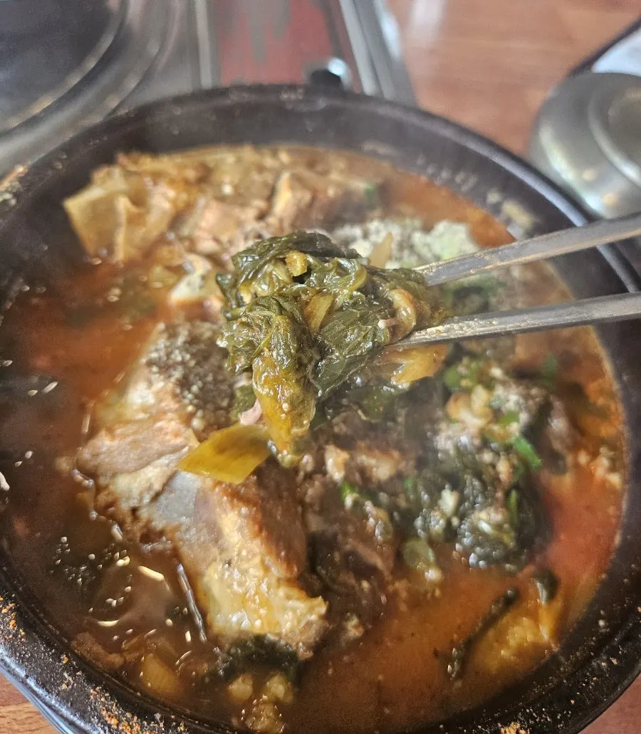 간장소스에 찍어 먹는 뼈해장국 살코기