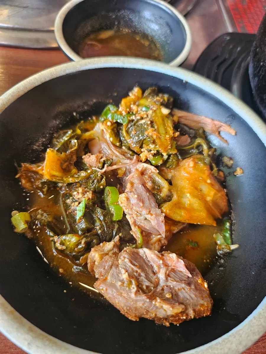 시래기와 들깨가 넉넉한 뼈해장국