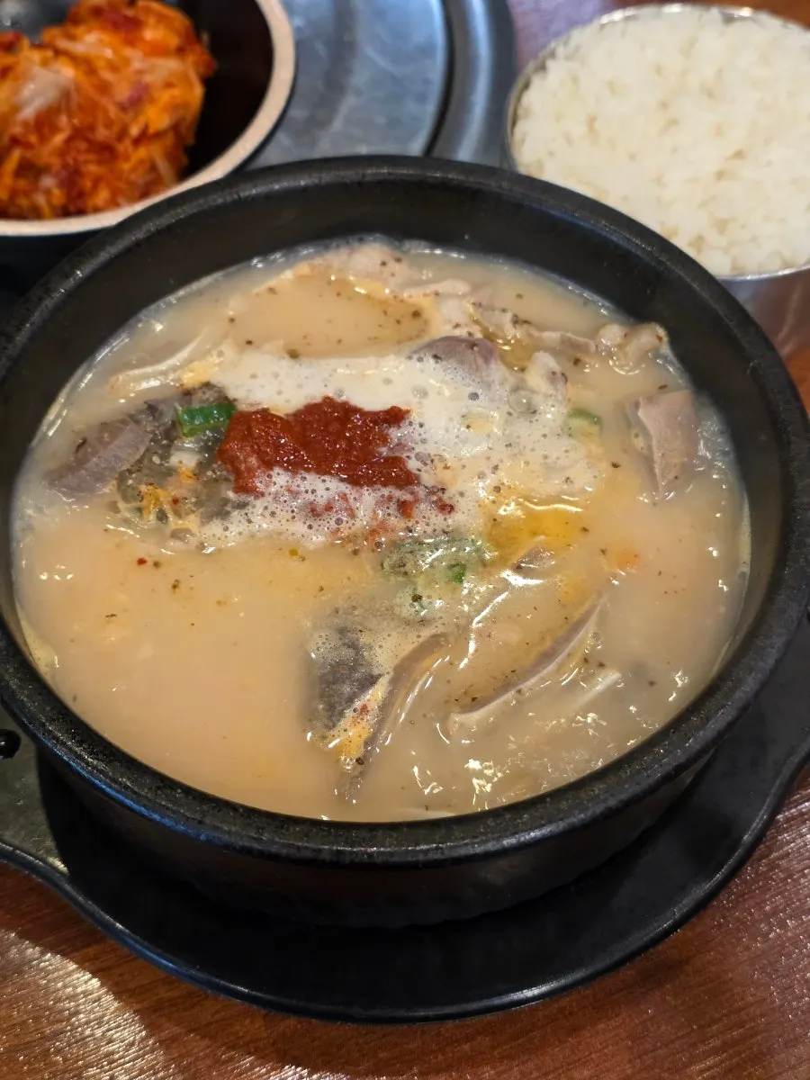 사골 베이스 순대국밥 한 그릇