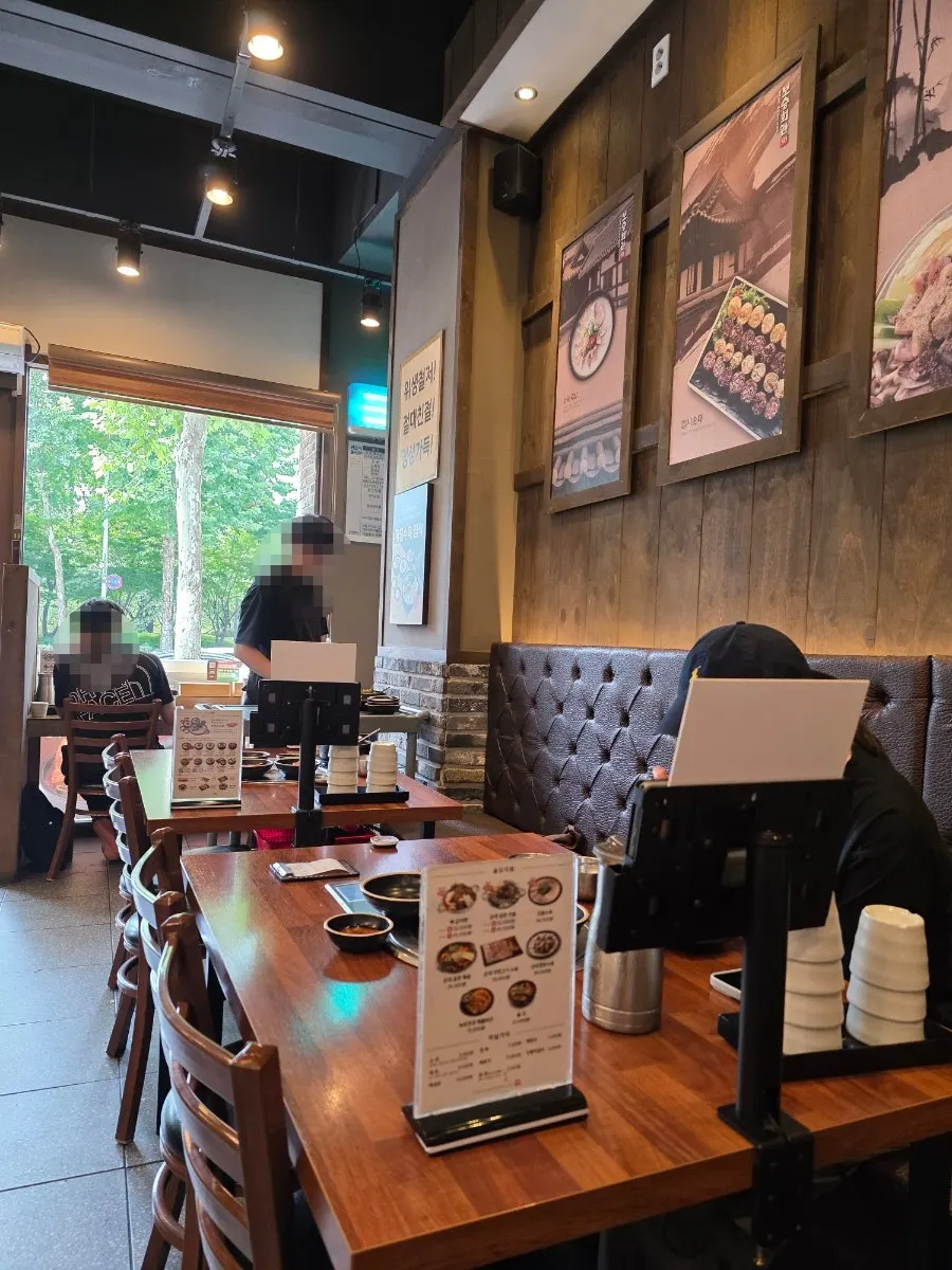 1인스페셜정식과 반찬이 놓인 테이블