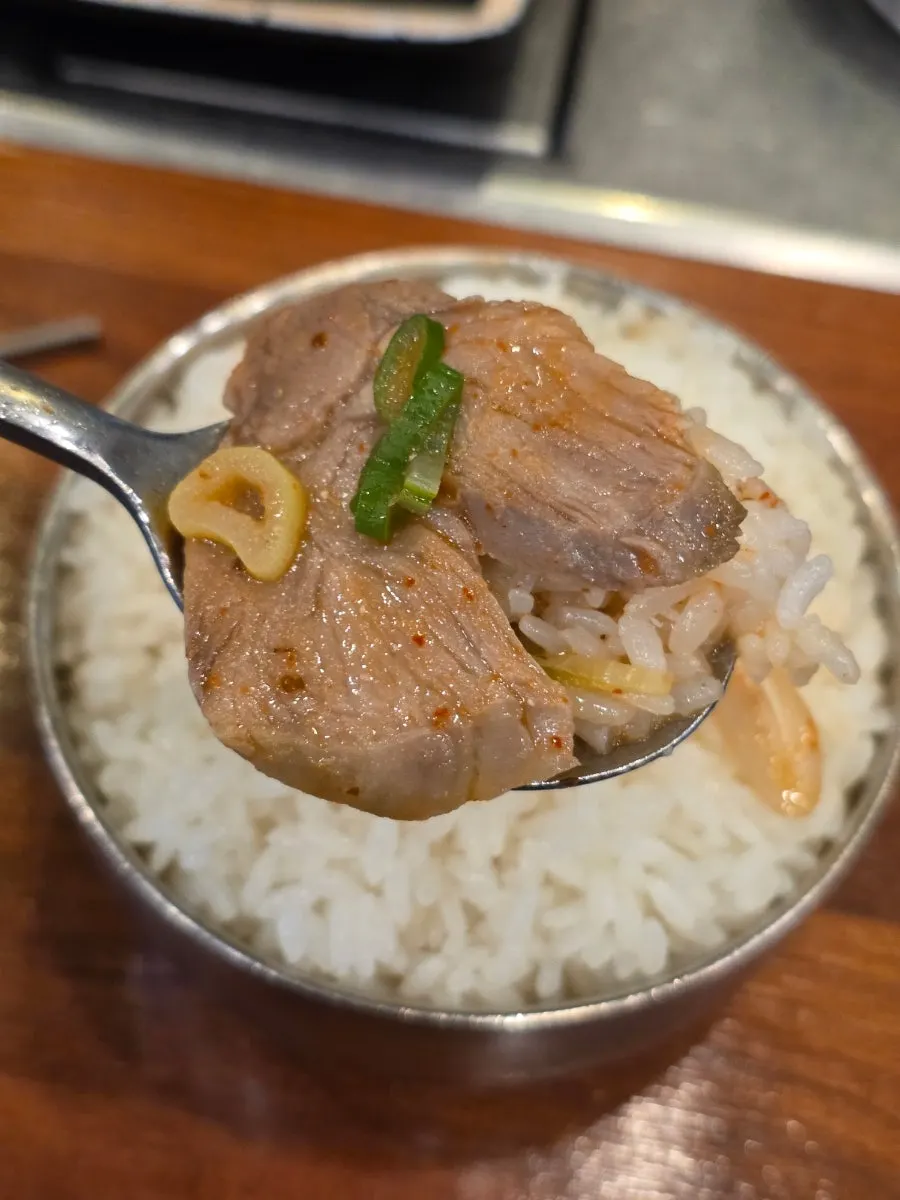 먹고 있는 순대국밥과 사이드 메뉴