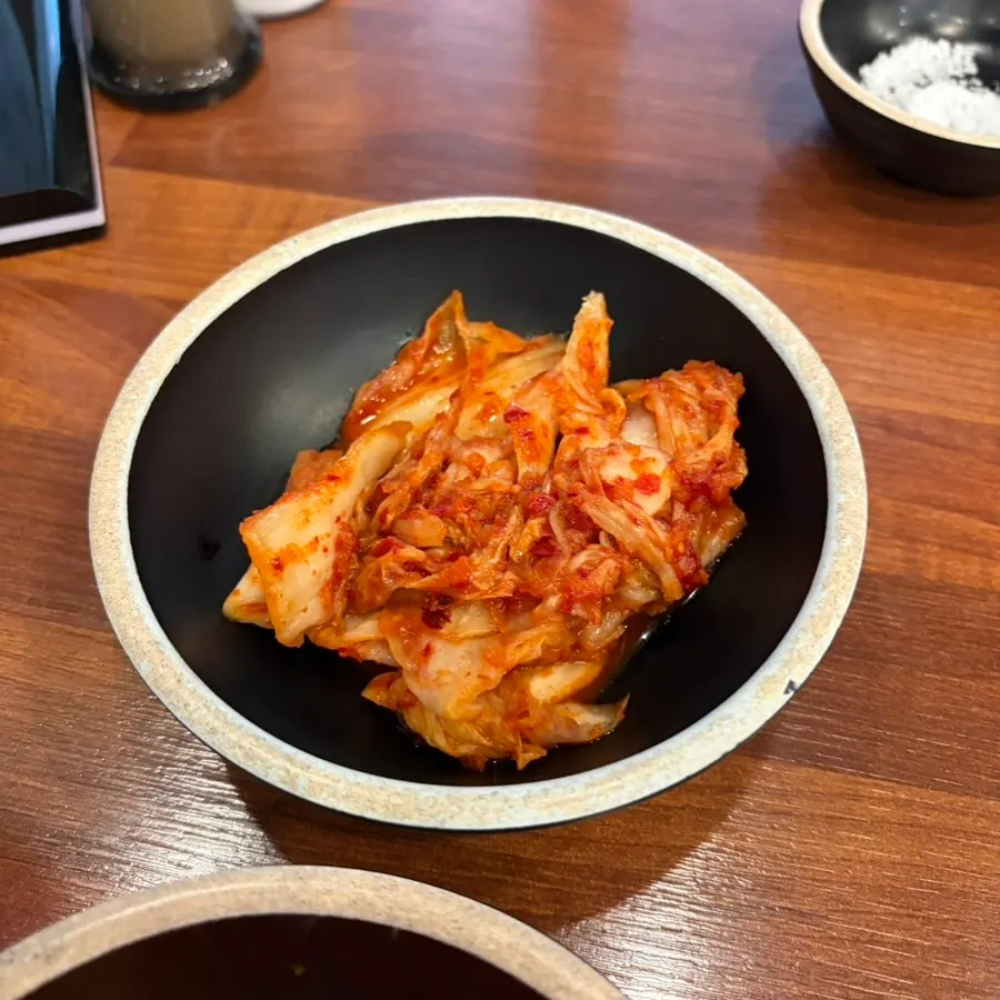 기본 밑반찬 깍두기와 배추김치