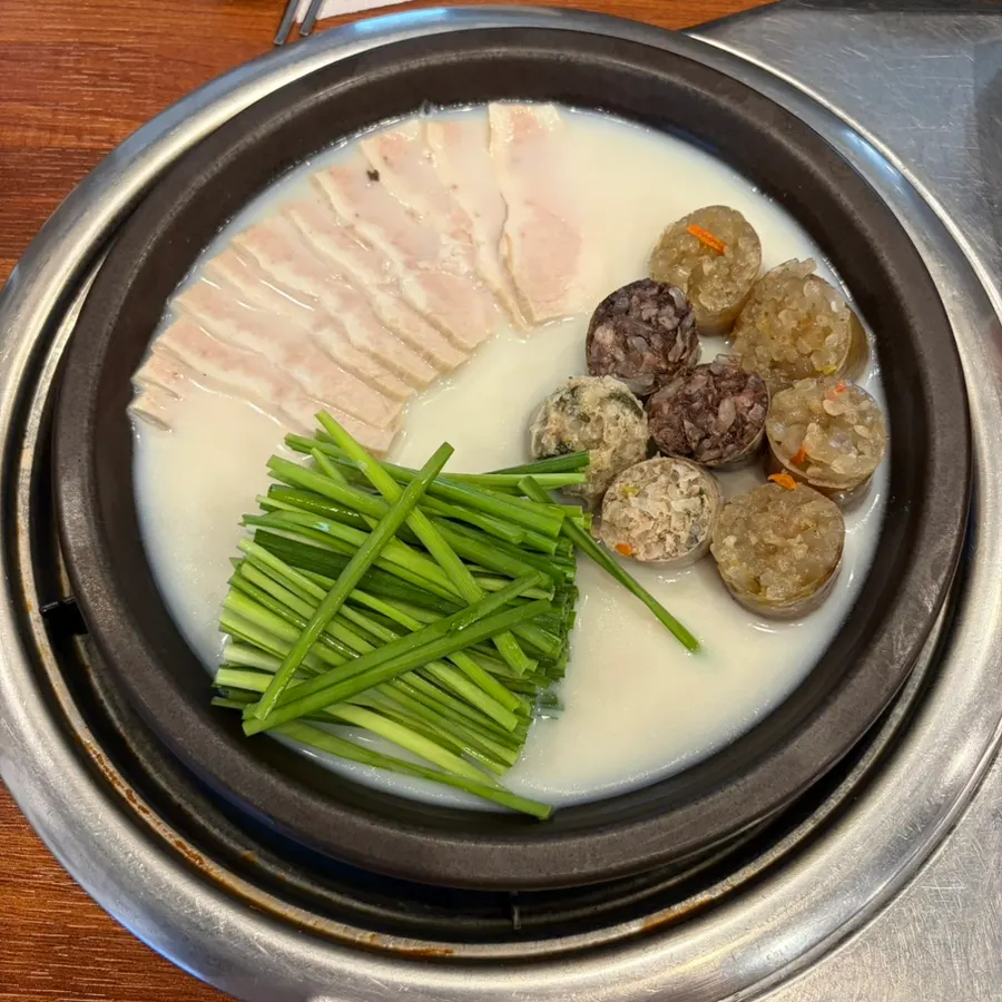 푸짐하게 차려진 정식 두 상