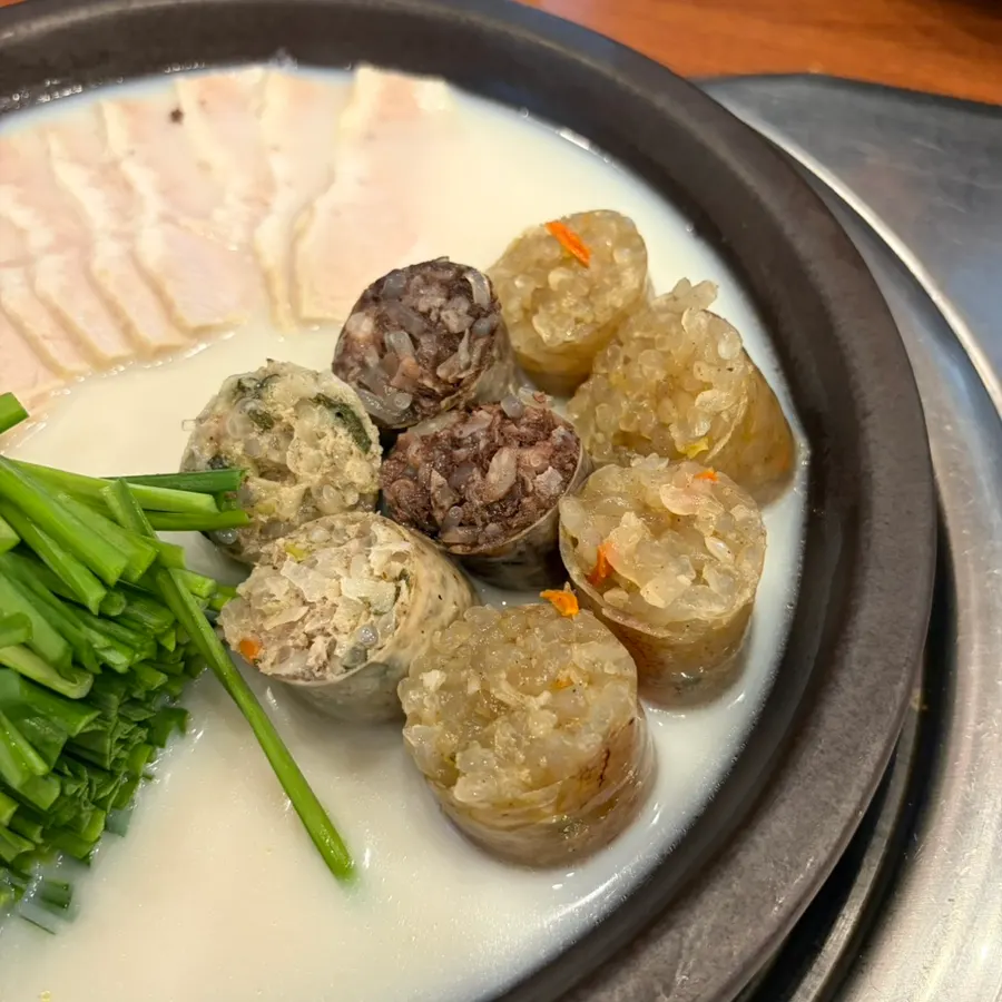 버너에 끓이며 먹는 항정수육과 순대