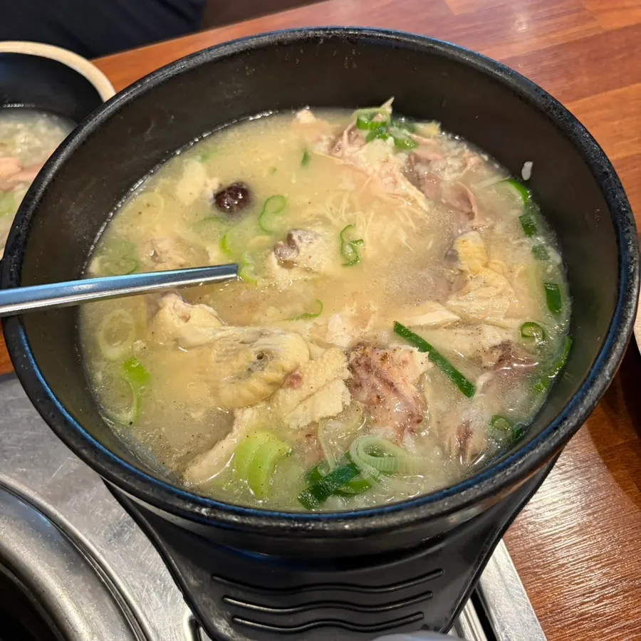 큰 뚝배기에 담긴 삼계탕 한 마리