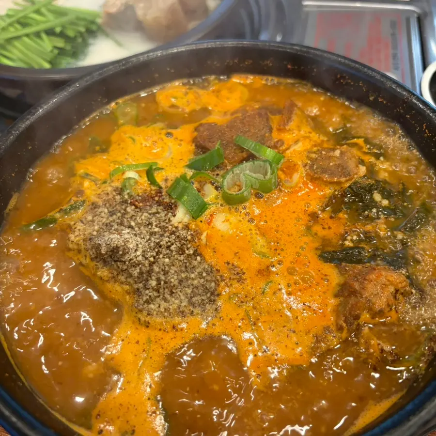 공깃밥과 비교한 뼈해장국 크기