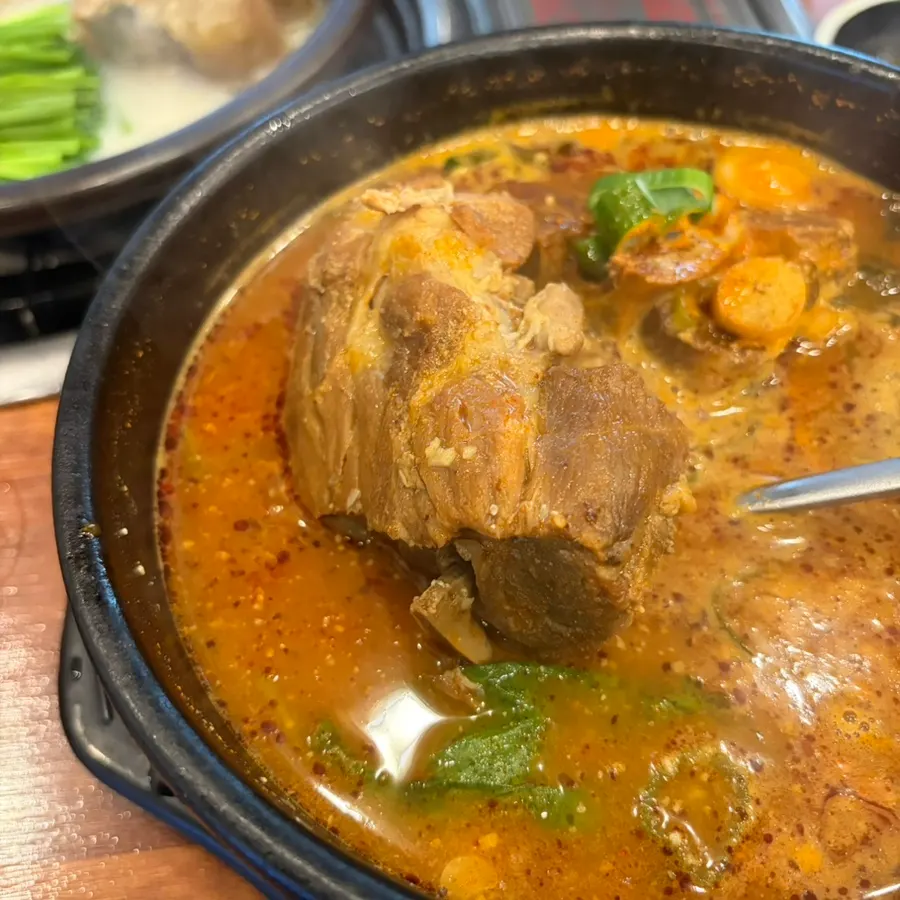 살코기가 붙은 큼직한 뼈