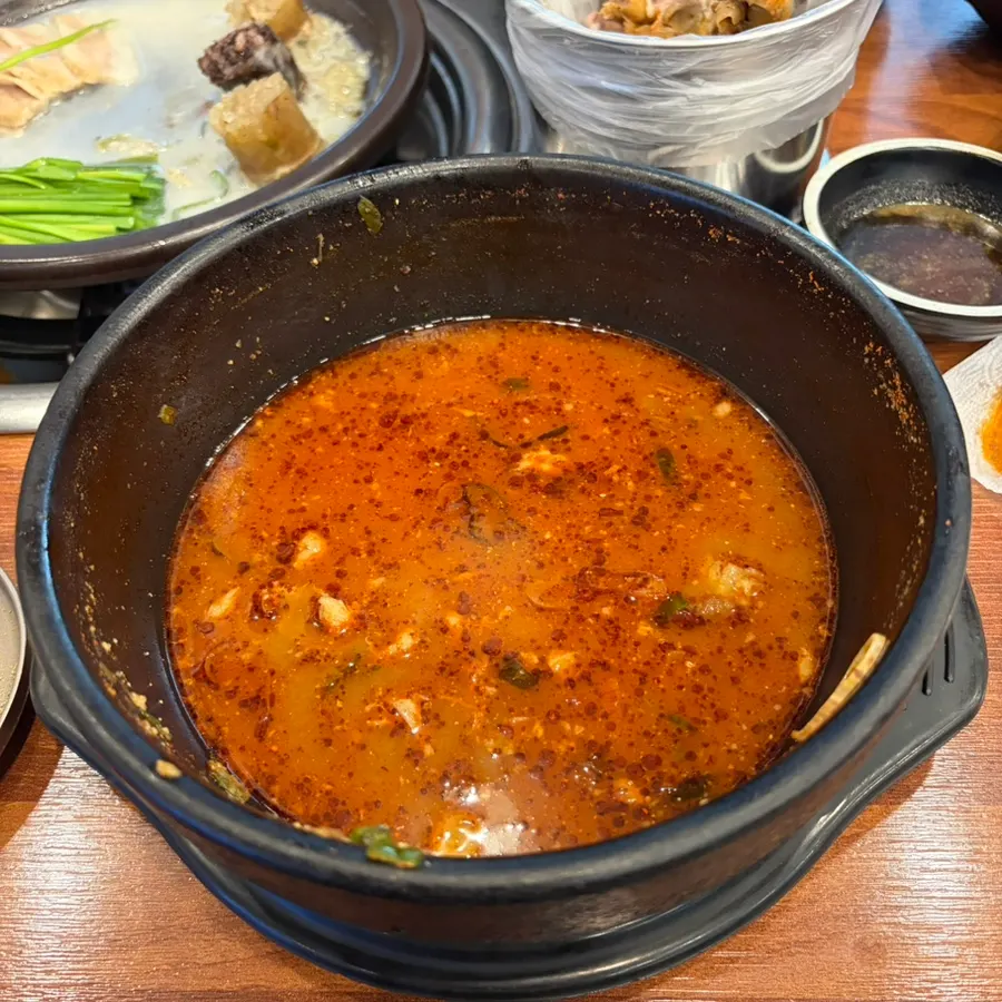 싹싹 비운 뼈해장국 그릇