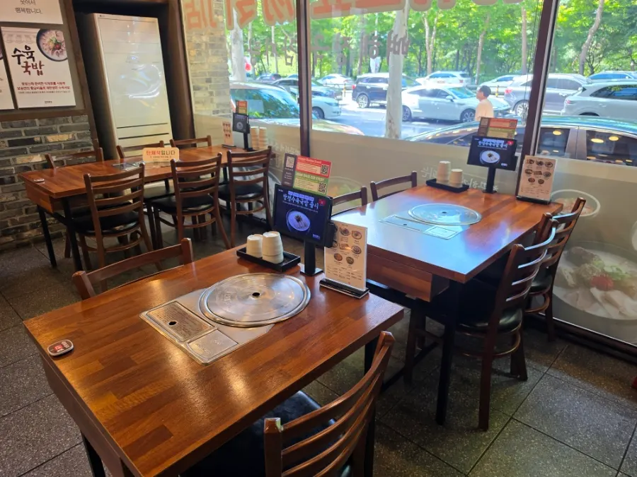 Interior of Boseung Hoegwan Bangi Branch with spacious tables