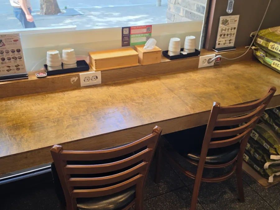 Dining room of Boseung Hoegwan Bangi Branch just before lunchtime