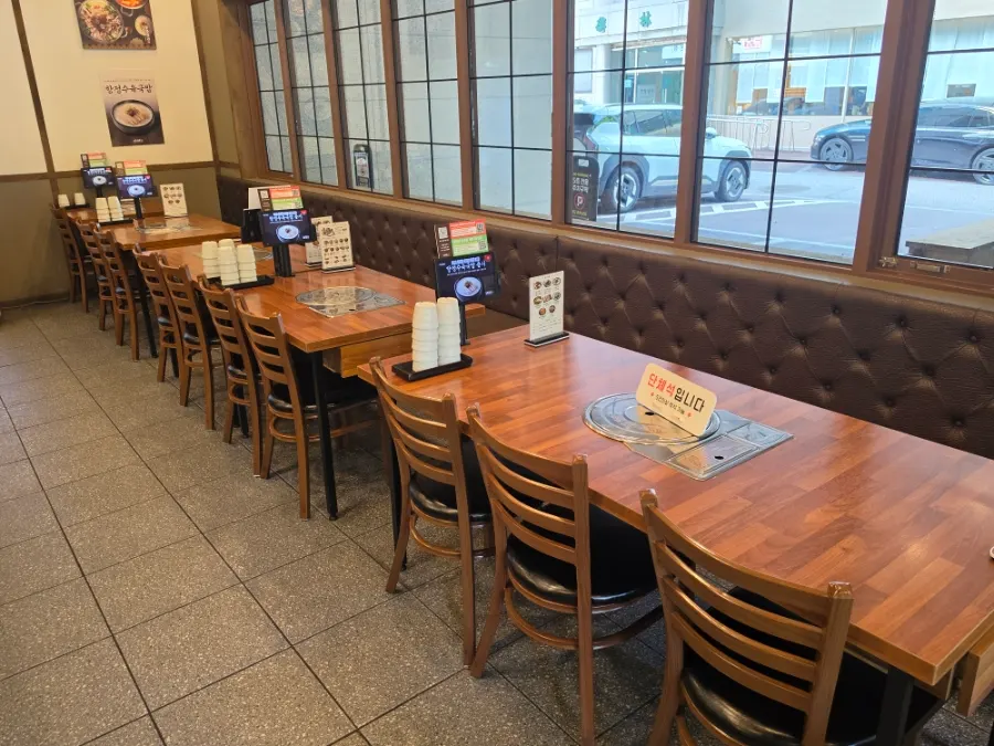 Row of connected group seating at Boseung Hoegwan Bangi Branch
