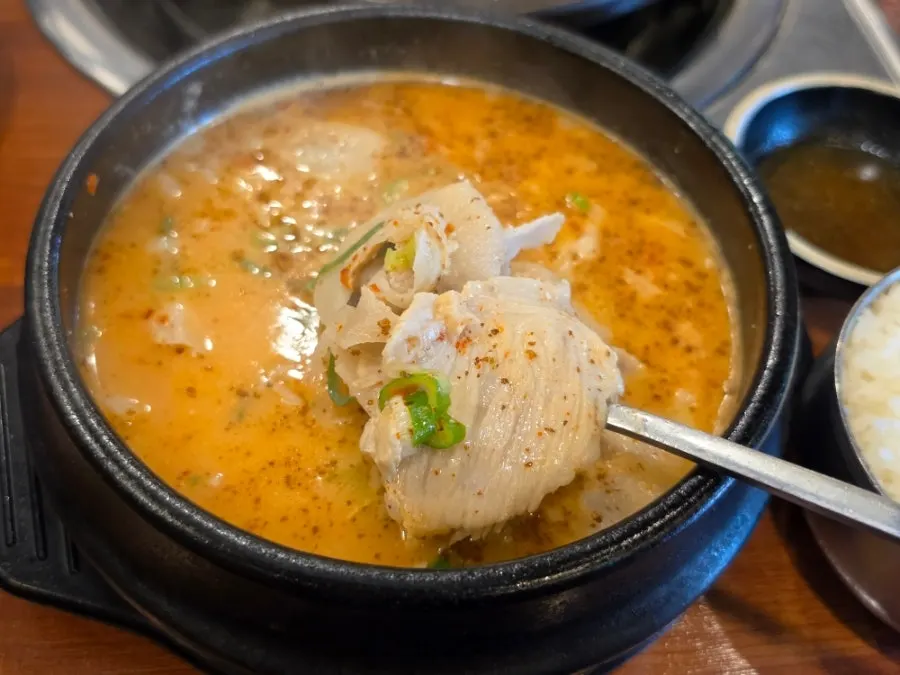 Meat inside the pork jowl gukbap after stirring in the sauce