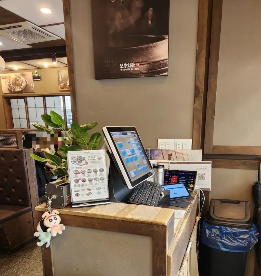 평일 점심 거의 만석인 매장 내부