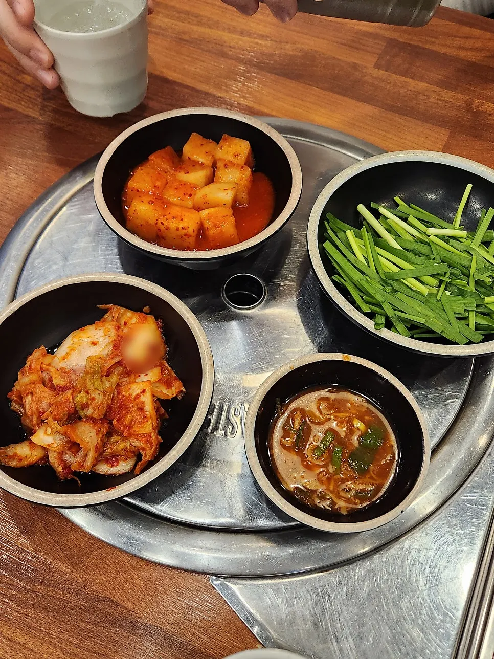 부추와 배추김치 깍두기 새우젓 밑반찬