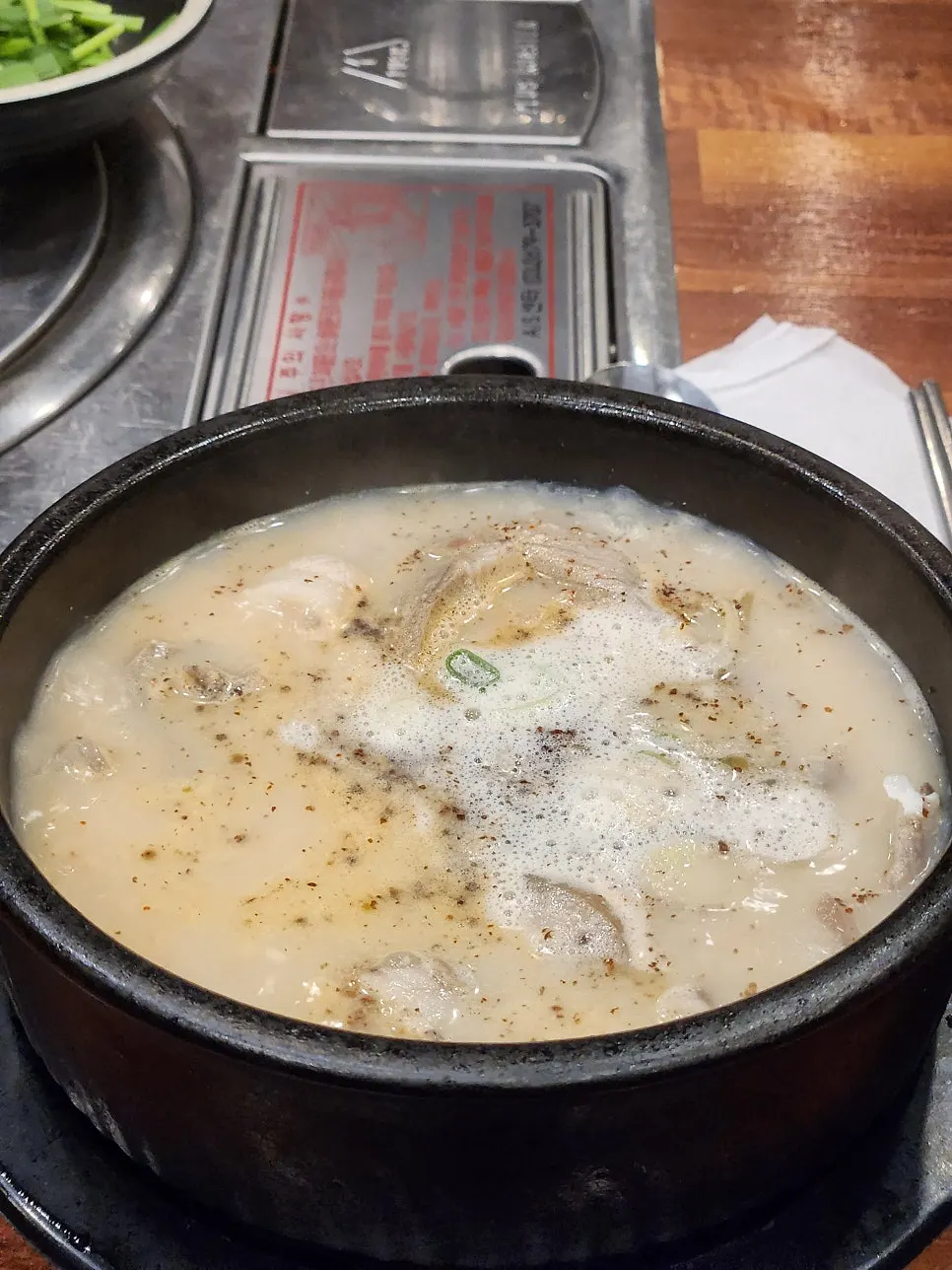 상에 차려진 순대국밥 한 상