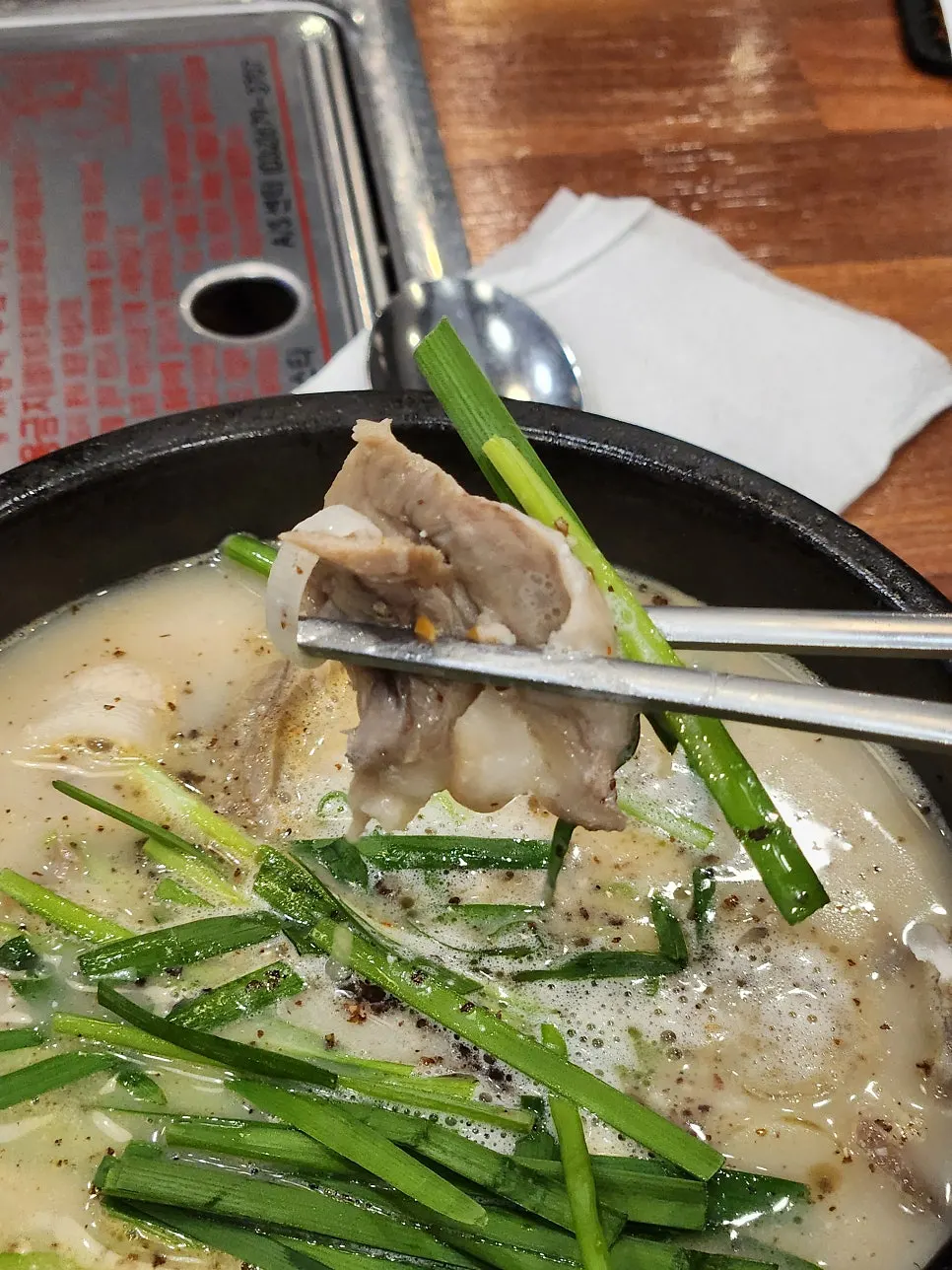 건더기를 들어올린 순대국밥 속