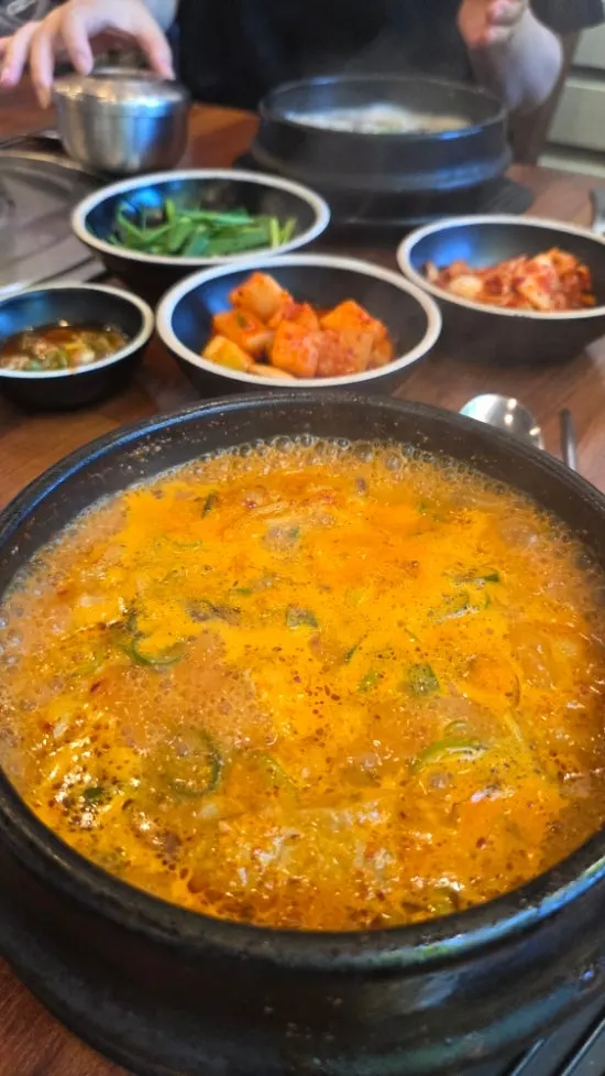 A bowl of spicy hangjeongsuyuk gukbap