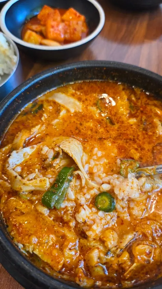Close-up of the spicy broth in the spicy hangjeongsuyuk gukbap
