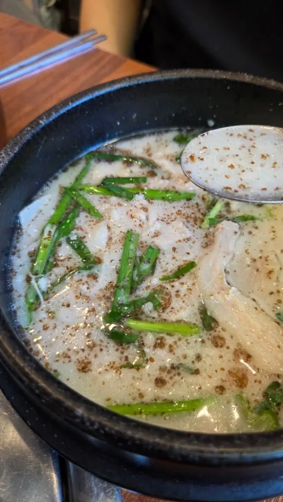 Hangjeongsuyuk gukbap topped with perilla seed powder