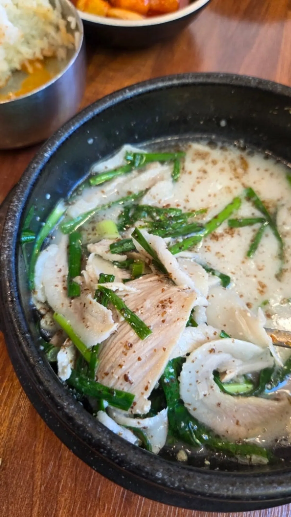 Hangjeongsuyuk gukbap served without spicy sauce