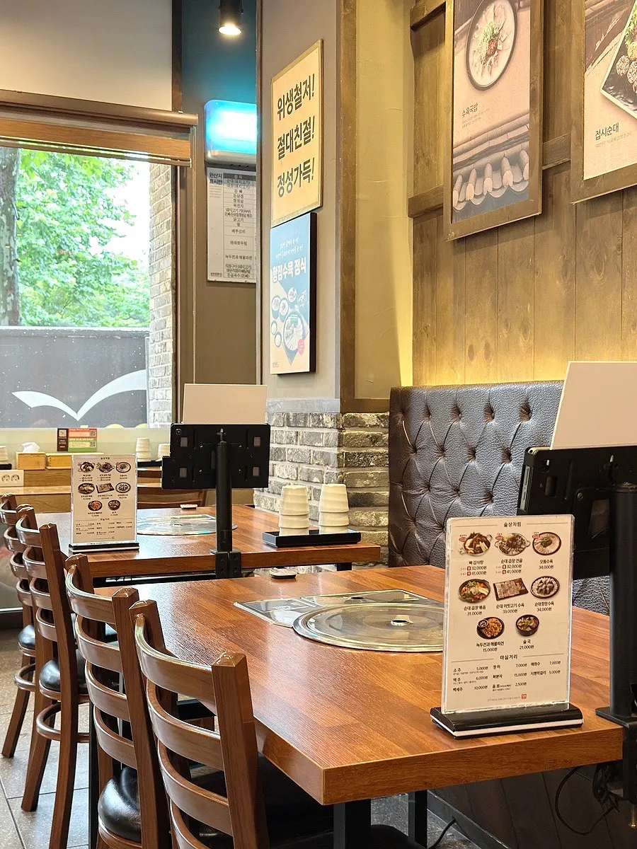 Interior with partitioned table seating