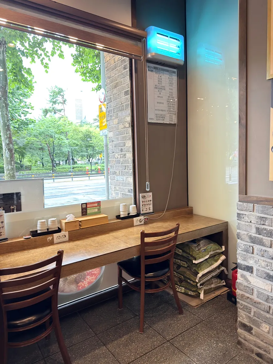 Generous table seating layout