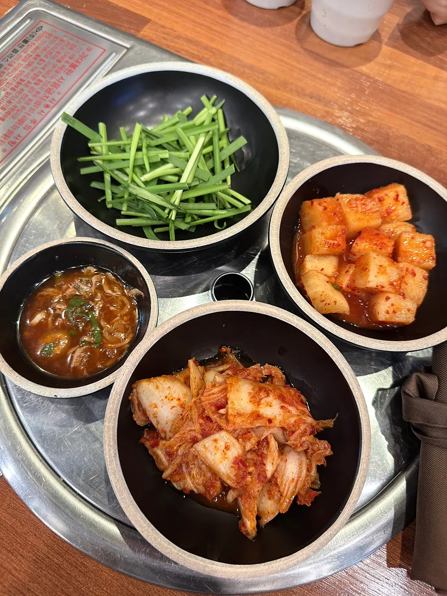 Basic side dishes including kimchi, kkakdugi, and salted shrimp