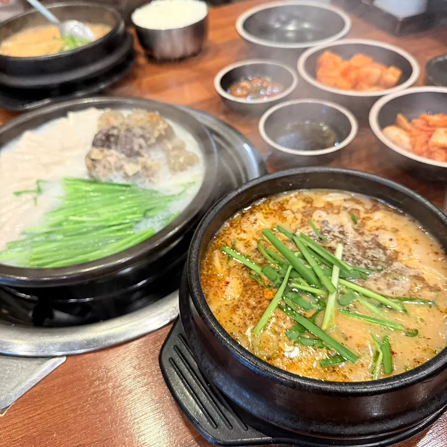 Gukbap topped with chives and perilla powder
