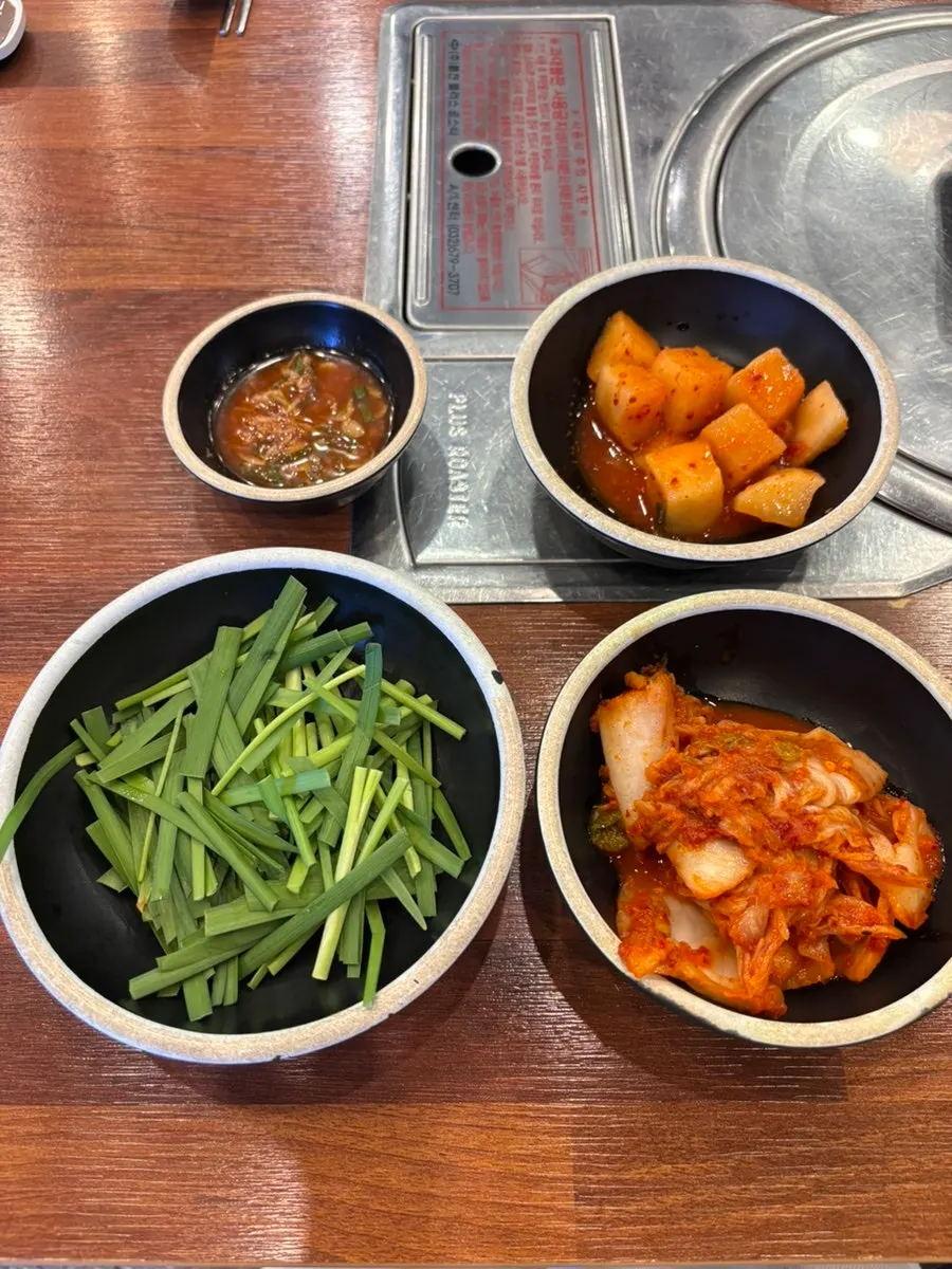 Basic side dishes and kkakdugi at a gukbap restaurant
