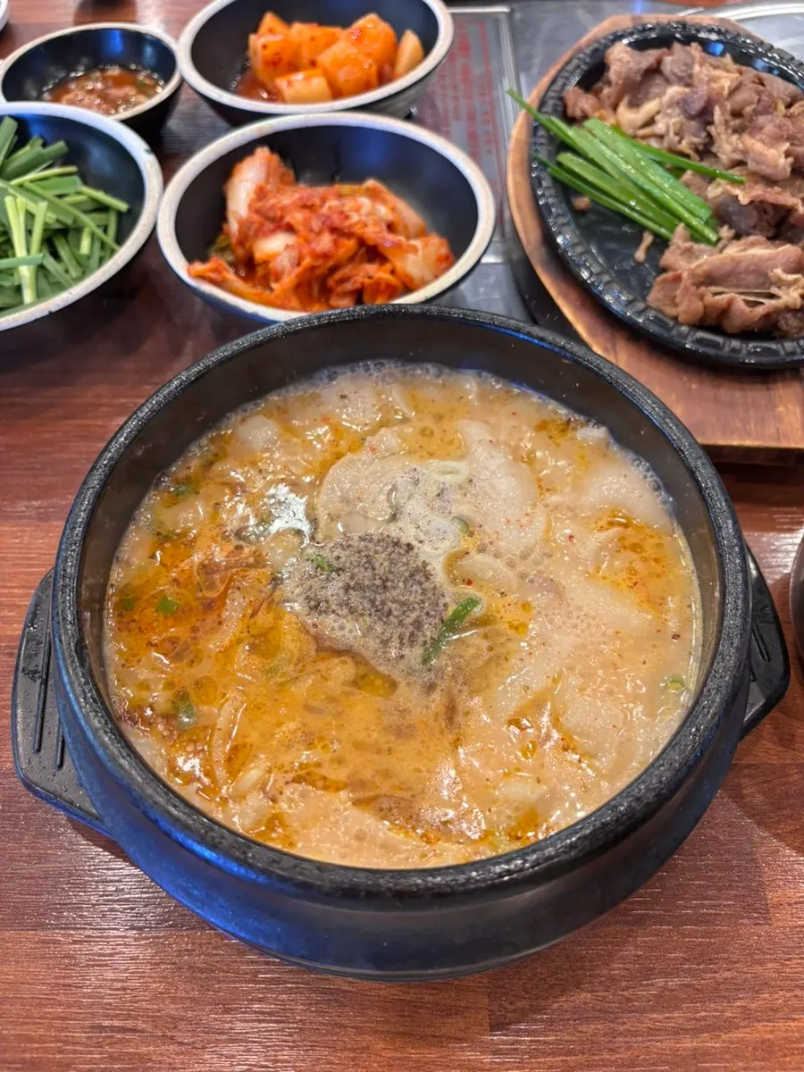 Pork jowl gukbap with chili paste removed