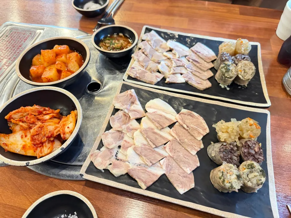 정식에 함께 나온 순대와 편육 접시