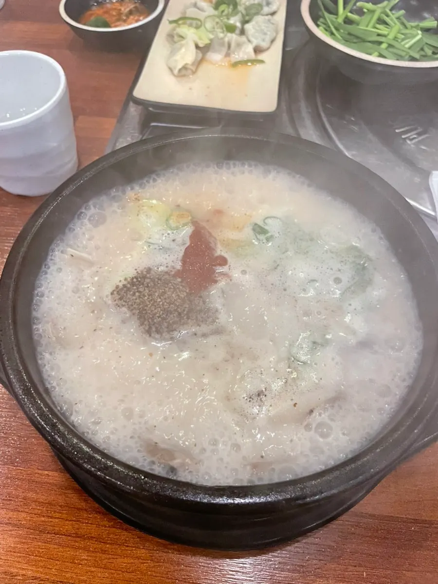 뚝배기에 끓고 있는 순대국밥