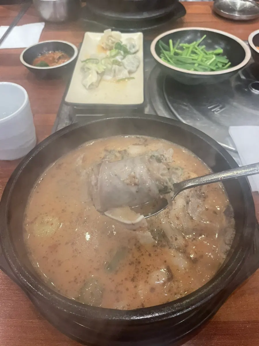 밥 한 공기와 함께 차려진 순대국밥 한 상