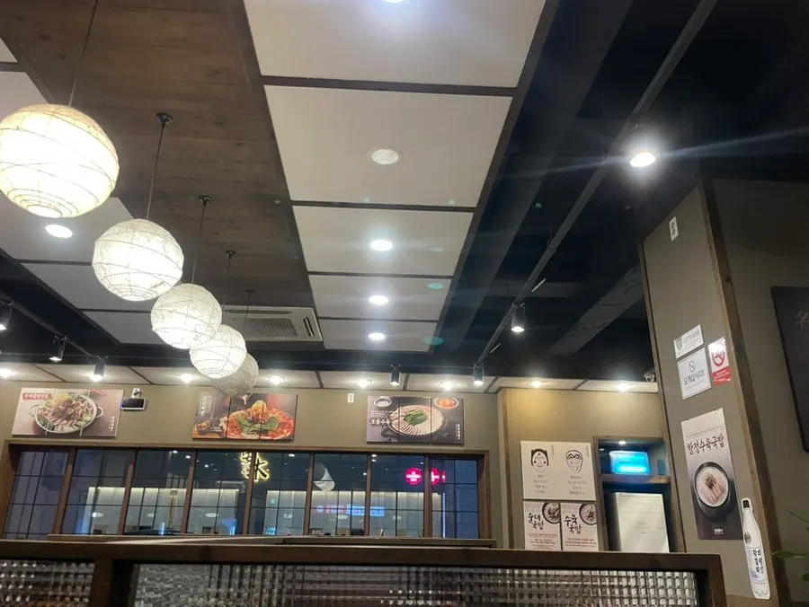 편하게 한 끼 먹기 좋은 매장 내부 좌석
