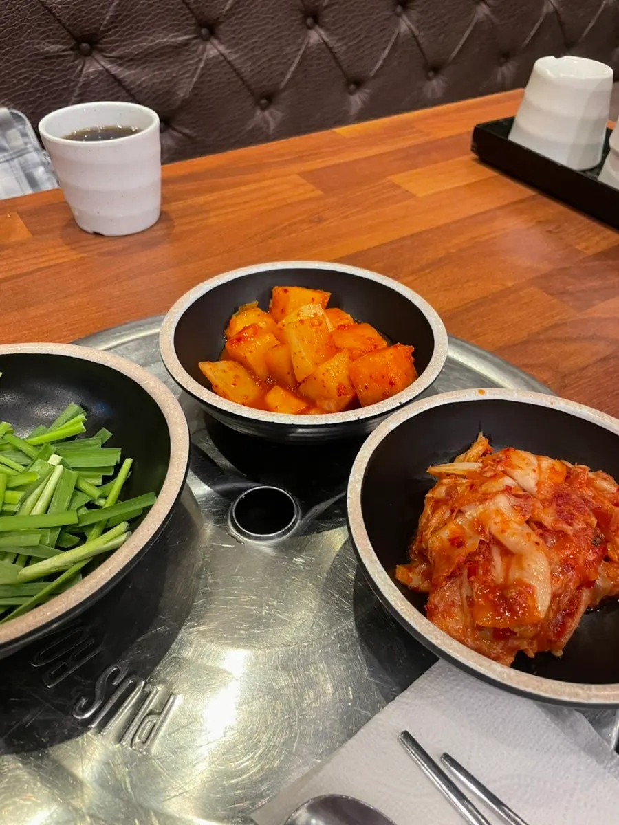 국밥과 반찬이 놓인 식사 테이블