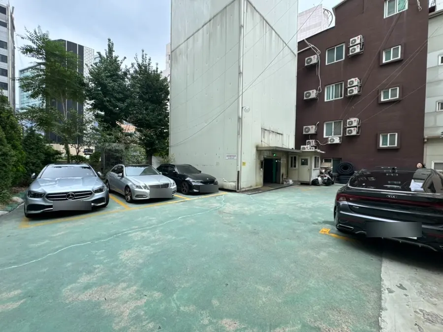 보승회관 천호역점 건물 뒤편 주차공간