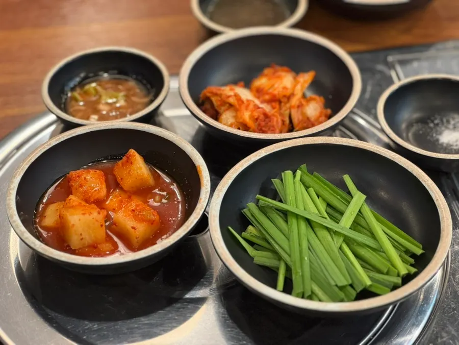 김치와 깍두기, 부추 등 기본 반찬 한 상