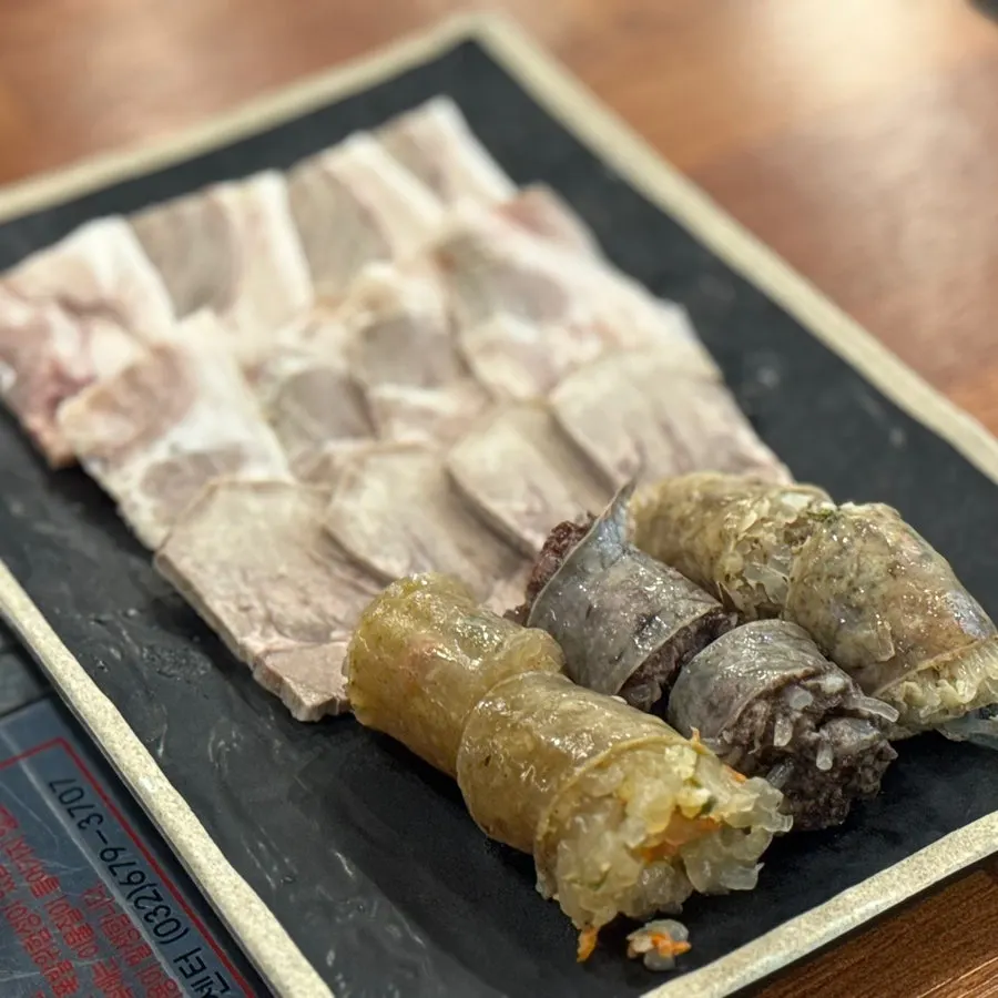 1인스페셜에 함께 나온 순대와 머릿고기수육 접시