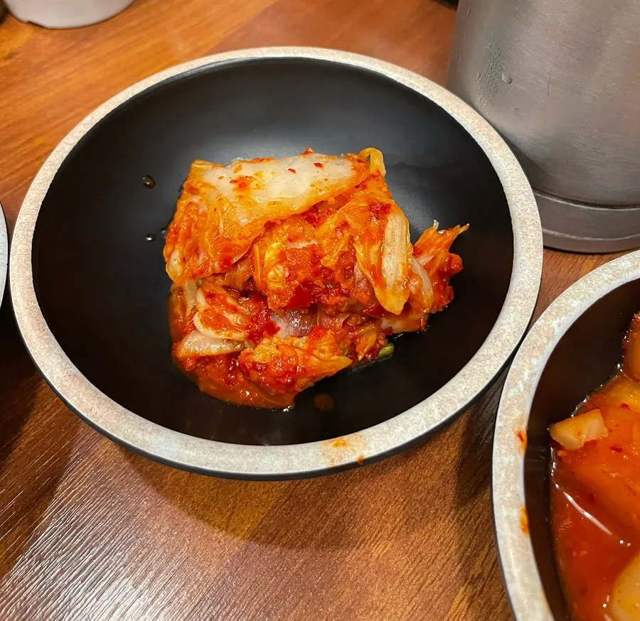 Kkakdugi served alongside the gukbap