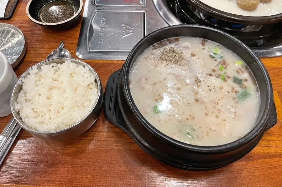 Hot plate of pork jowl bossam kept warm until the last bite