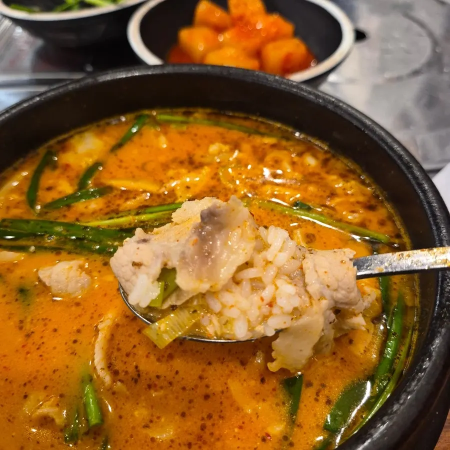 보승회관 천호역점 항정수육국밥 상차림