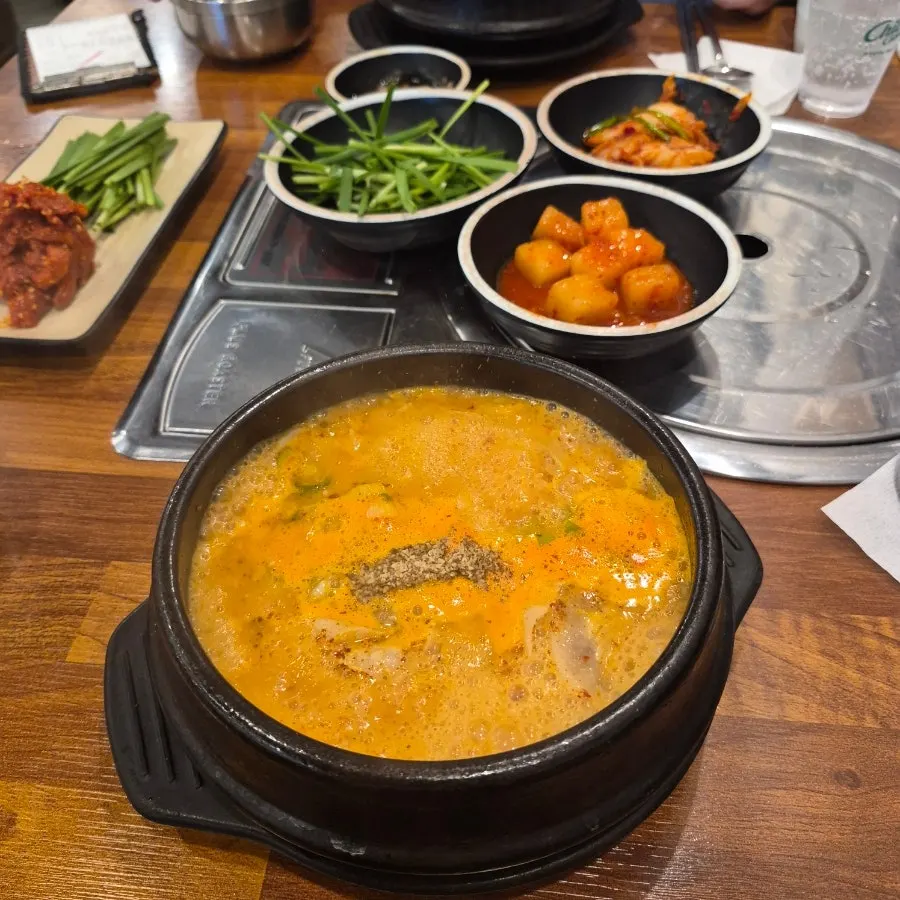 국밥 속 부드러운 항정살 수육