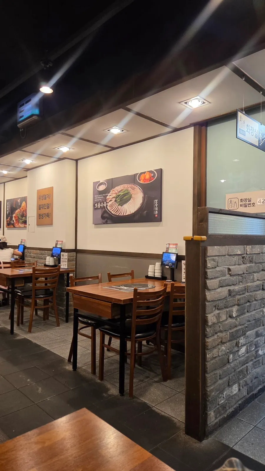 The dining hall of Boseung Hoegwan Cheonho Station Branch stretching back deep inside