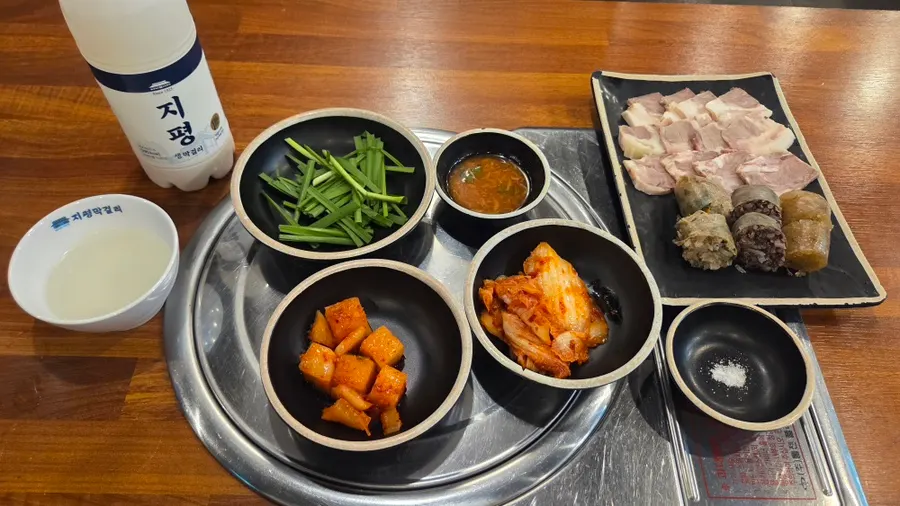 Table spread of the premium-upgraded pork-neck gukbap and solo set