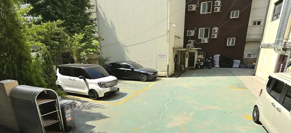 Parking space behind the building at Boseung Hoegwan Cheonho Station Branch