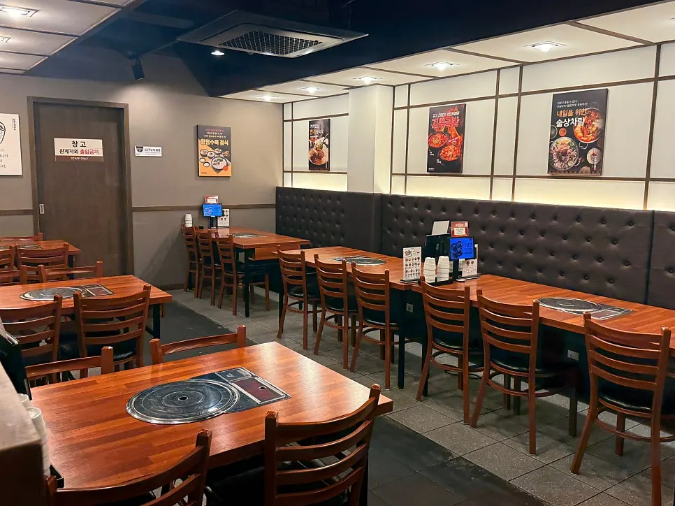 Spacious dining hall with tables at Boseung Hoegwan Cheonho Station Branch