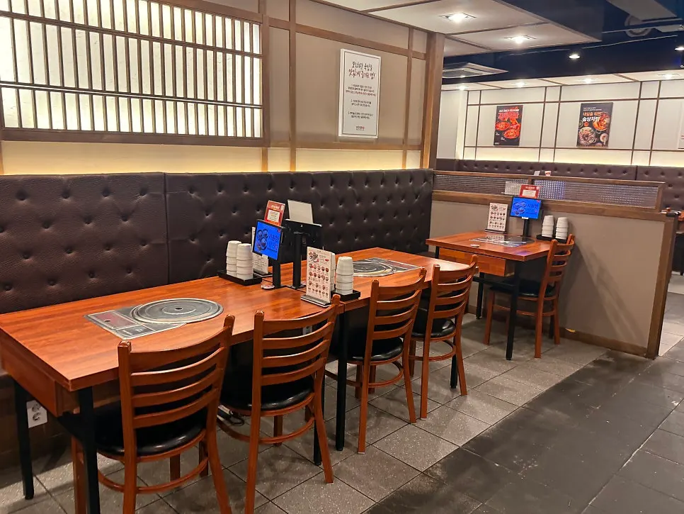 Group table area in the back of Boseung Hoegwan Cheonho Station Branch