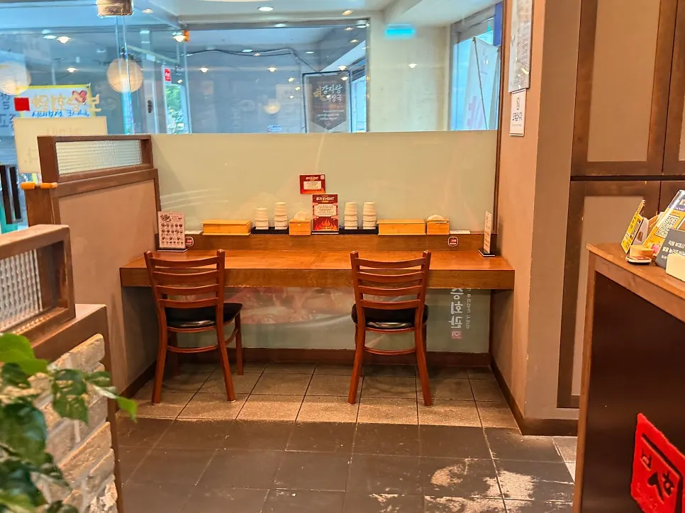 Solo table for dining alone at Boseung Hoegwan Cheonho Station Branch