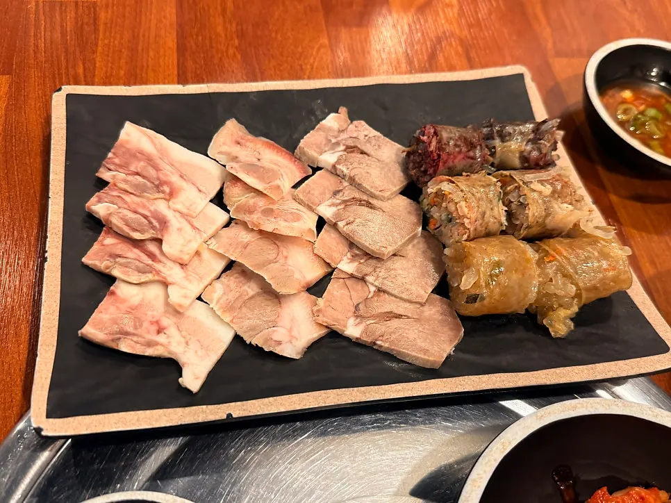 Boiled pork and sundae platter served as part of the solo set